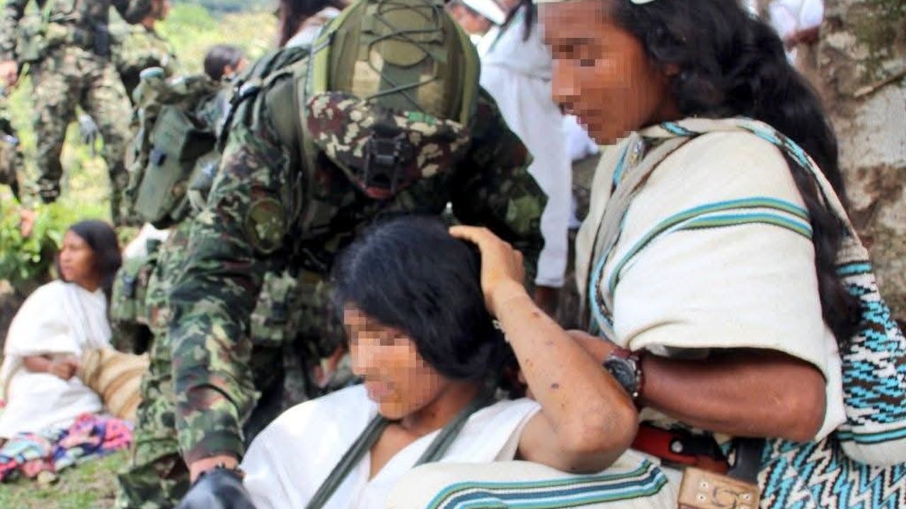 Ejército evacuó de la Sierra Nevada a indígenas arhuacos heridos en medio del fuego cruzado entre el Clan del Golfo y las Autodefensas Conquistadores de la Sierra.