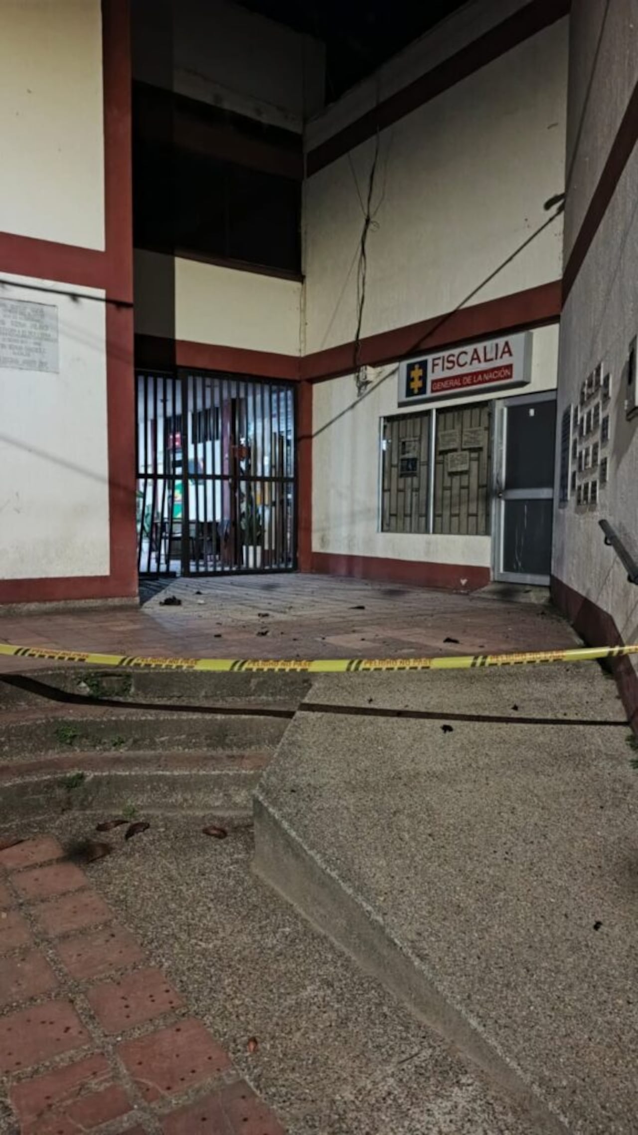 La onda expansiva también alcanzó la sede de la Fiscalía, cuya fachada, ubicada junto a la Administración Municipal, resultó afectada.