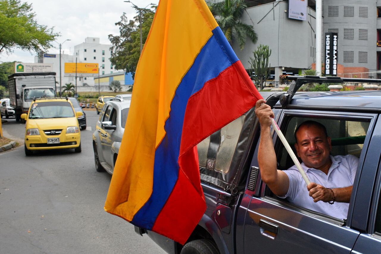 En apoyo al expresidente Álvaro Uribe, en medio del juicio que se adelanta en su contra, cientos de caleños recorrían, en caravana, las principales vías de Cali. Foto Jorge Orozco.