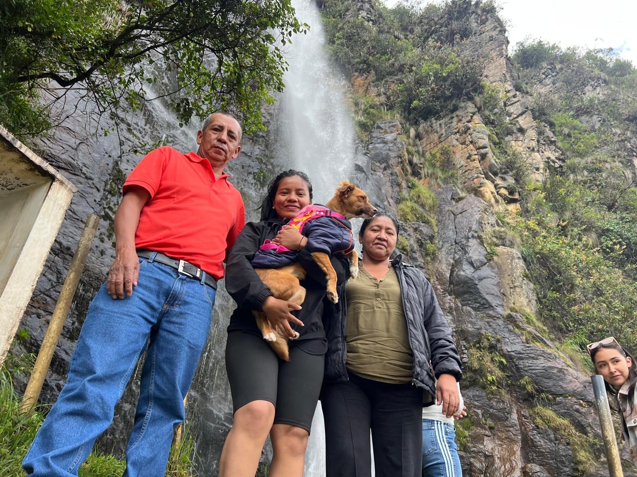 La patrullera Maryori Ramos con sus padres y la mascota a la que hacía ocho meses había acogido.