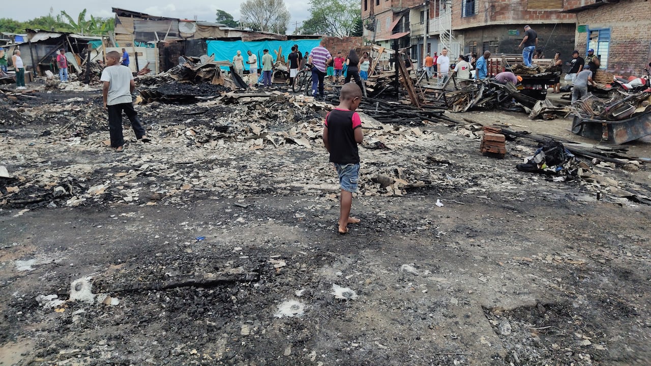 Cenizas quedaron del voraz incendio que consumió varias casas en el barrio El Pondaje de Cali. Foto Jorge Orozco