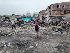 Cenizas quedaron del voraz incendio que consumió varias casas en el barrio El Pondaje de Cali. Foto Jorge Orozco