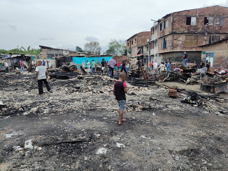 Cenizas quedaron del voraz incendio que consumió varias casas en el barrio El Pondaje de Cali. Foto Jorge Orozco