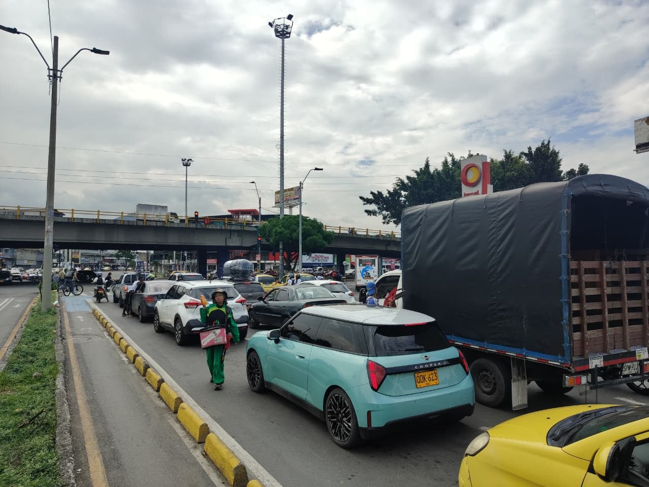 Las demoras registradas en este punto de la ciudad han generado inconformidad entre quienes transitan diariamente por el sector.