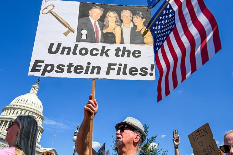 La primera dama ha sido vinculada con Jeffery Epstein, por lo que desmintió los rumores.