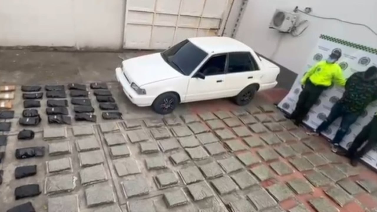 El estupefaciente era transportado en un automóvil reportado como hurtado, el cual fue recuperado durante el procedimiento.