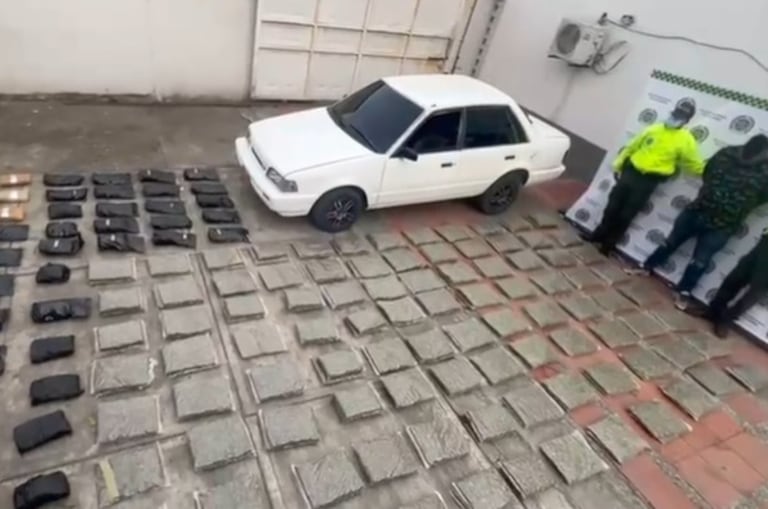 El estupefaciente era transportado en un automóvil reportado como hurtado, el cual fue recuperado durante el procedimiento.