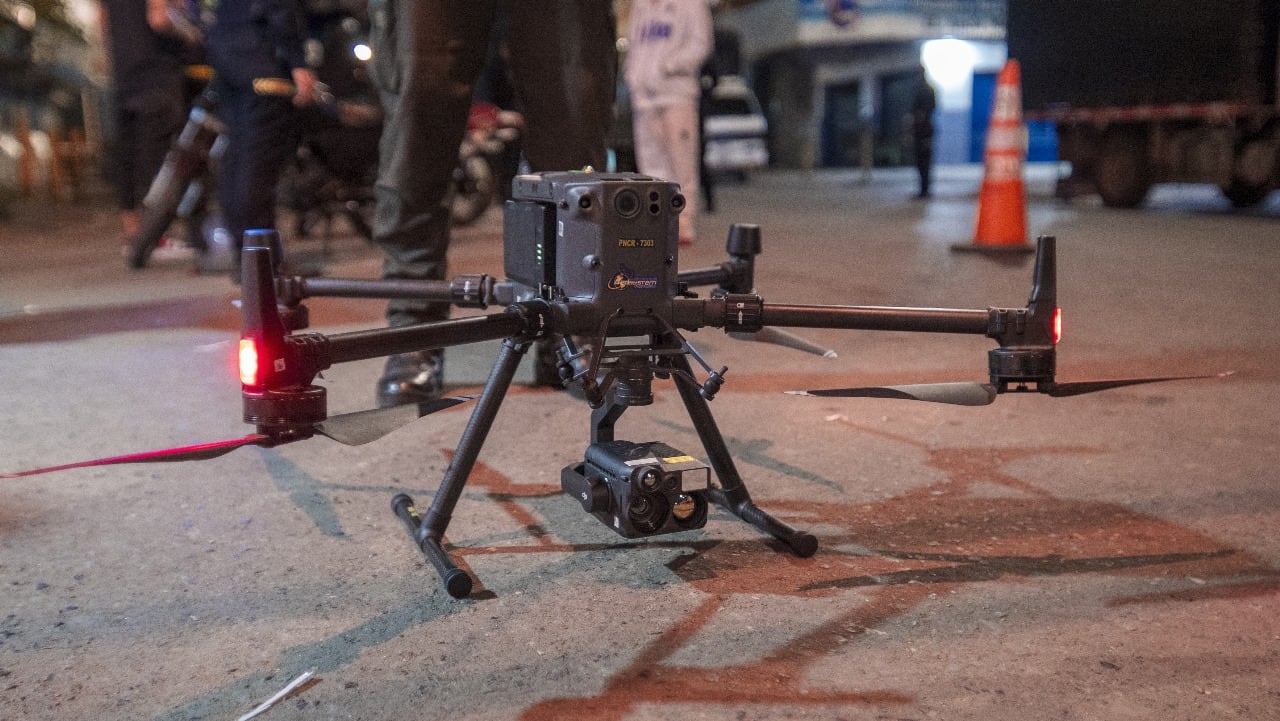 Con el objetivo de fortalecer la seguridad en zonas estratégicas de la ciudad, la Alcaldía de Cali y la Policía Metropolitana implementaron el ‘Plan Dron’, una estrategia de vigilancia aérea que combina tecnología, inteligencia y presencia operativa. La iniciativa busca enfrentar delitos como el hurto en motocicleta, el homicidio y el microtráfico en diferentes sectores urbanos.