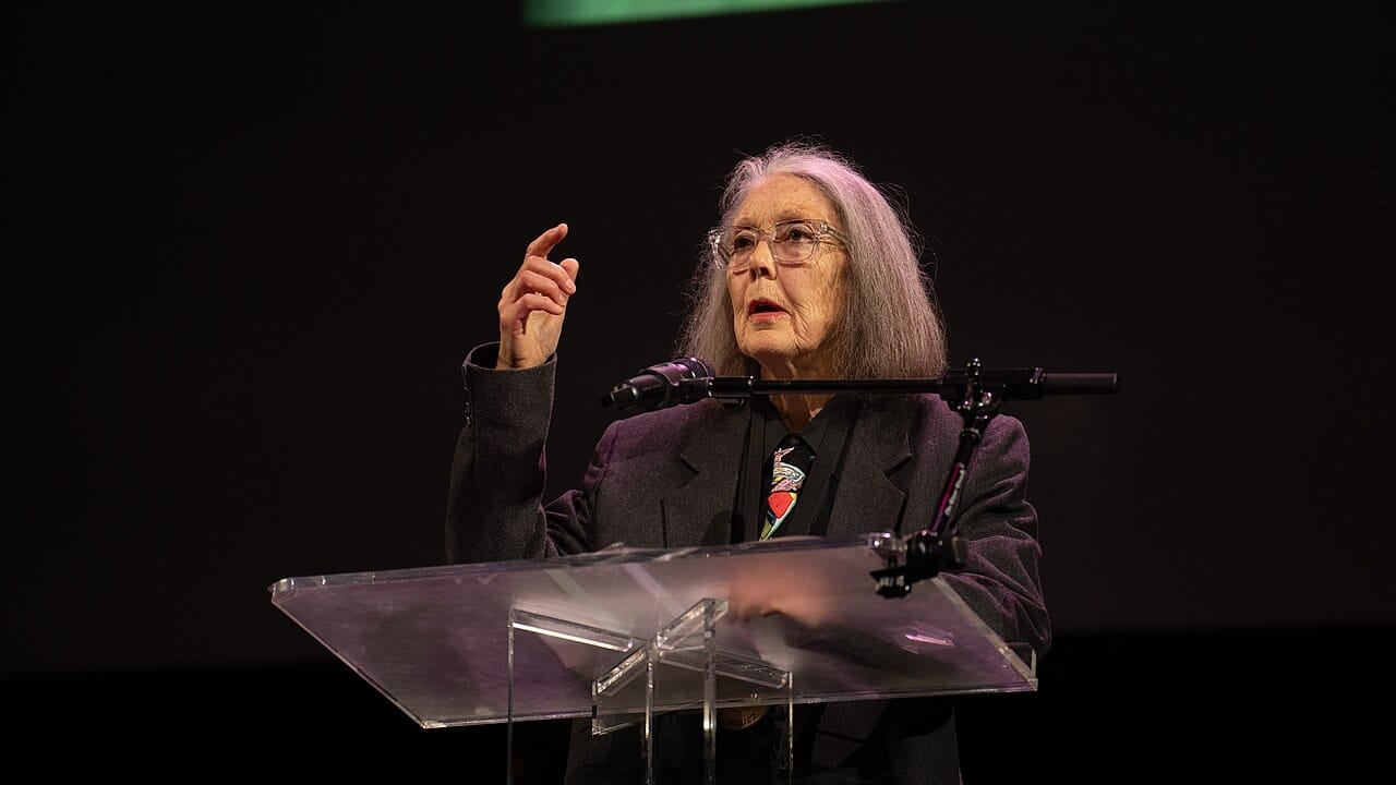 Anne Carson es una destacada poeta, ensayista, traductora y profesora canadiense, galardonada con el Premio Nobel de Literatura 2026.
