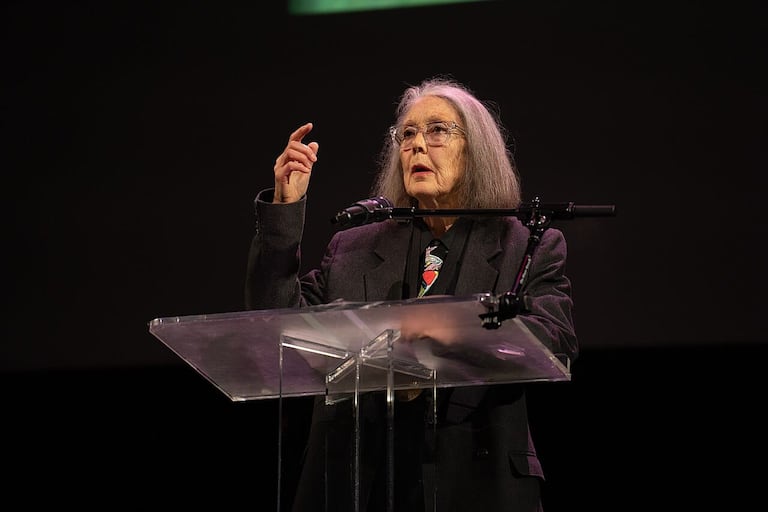 Anne Carson es una destacada poeta, ensayista, traductora y profesora canadiense, galardonada con el Premio Nobel de Literatura 2026.
