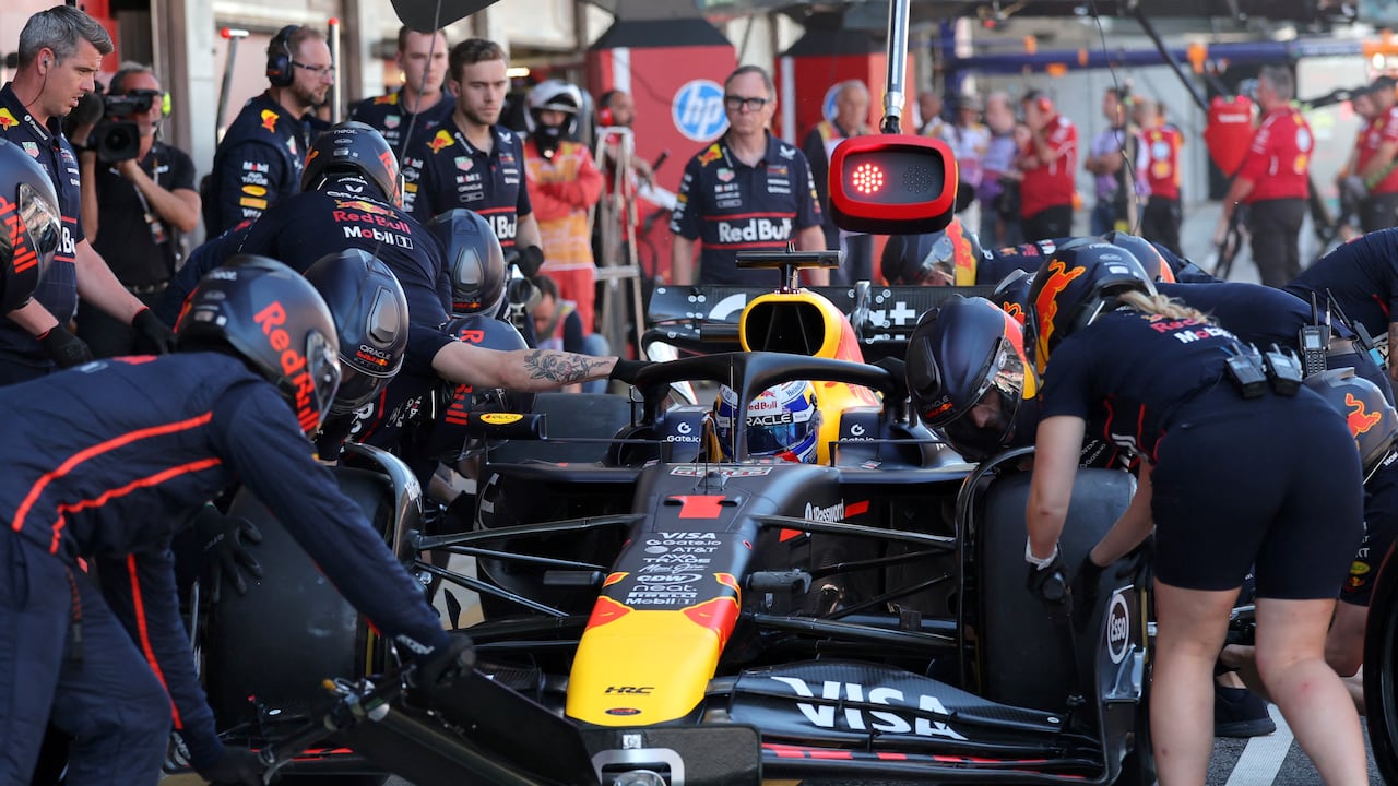 El piloto holandés de Red Bull Racing, Max Verstappen, conduce durante los segundos entrenamientos libres del Gran Premio de España de Fórmula Uno.