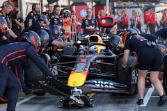 El piloto holandés de Red Bull Racing, Max Verstappen, conduce durante los segundos entrenamientos libres del Gran Premio de España de Fórmula Uno.