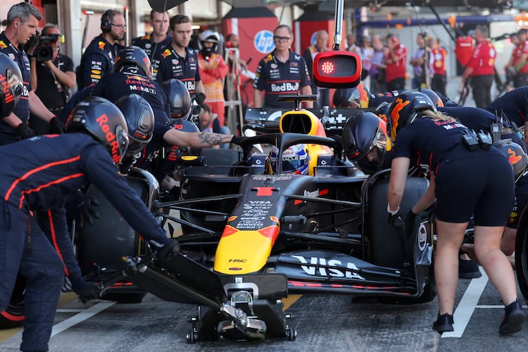 El piloto holandés de Red Bull Racing, Max Verstappen, conduce durante los segundos entrenamientos libres del Gran Premio de España de Fórmula Uno.