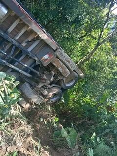 La chiva se volcó cerca a la vereda Potrerito, en la zona rural alta de Miranda, Cauca.
