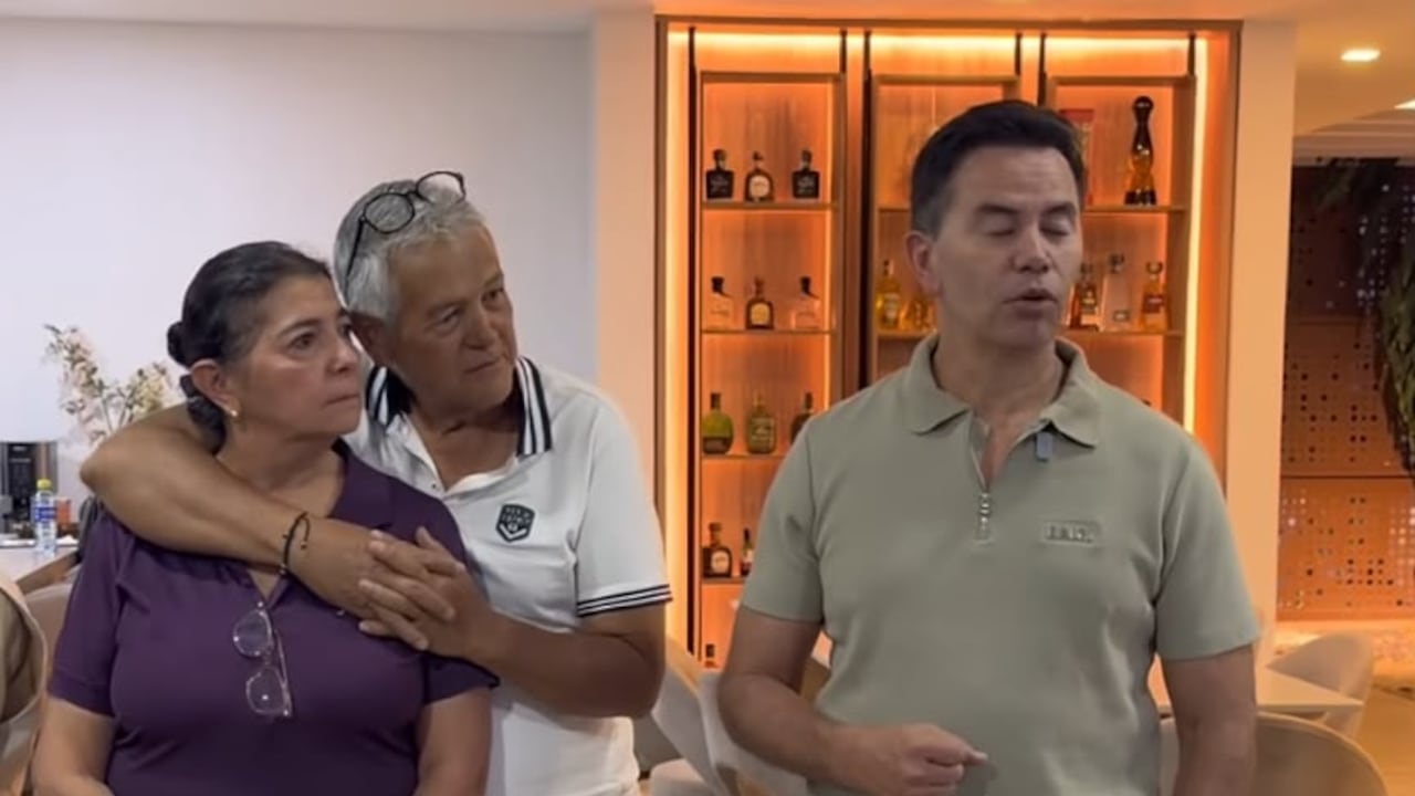 Jhonny Rivera sorprendió a su hermana Julieta en el juego de amigo secreto.