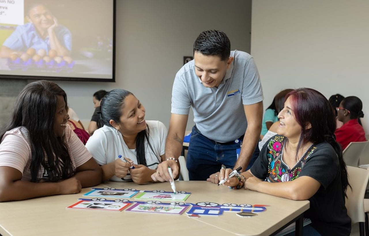 La educación financiera no solo impacta a quienes están bancarizados: también es clave para que poblaciones excluidas aprendan a gestionar mejor sus recursos y mejorar su calidad de vida.