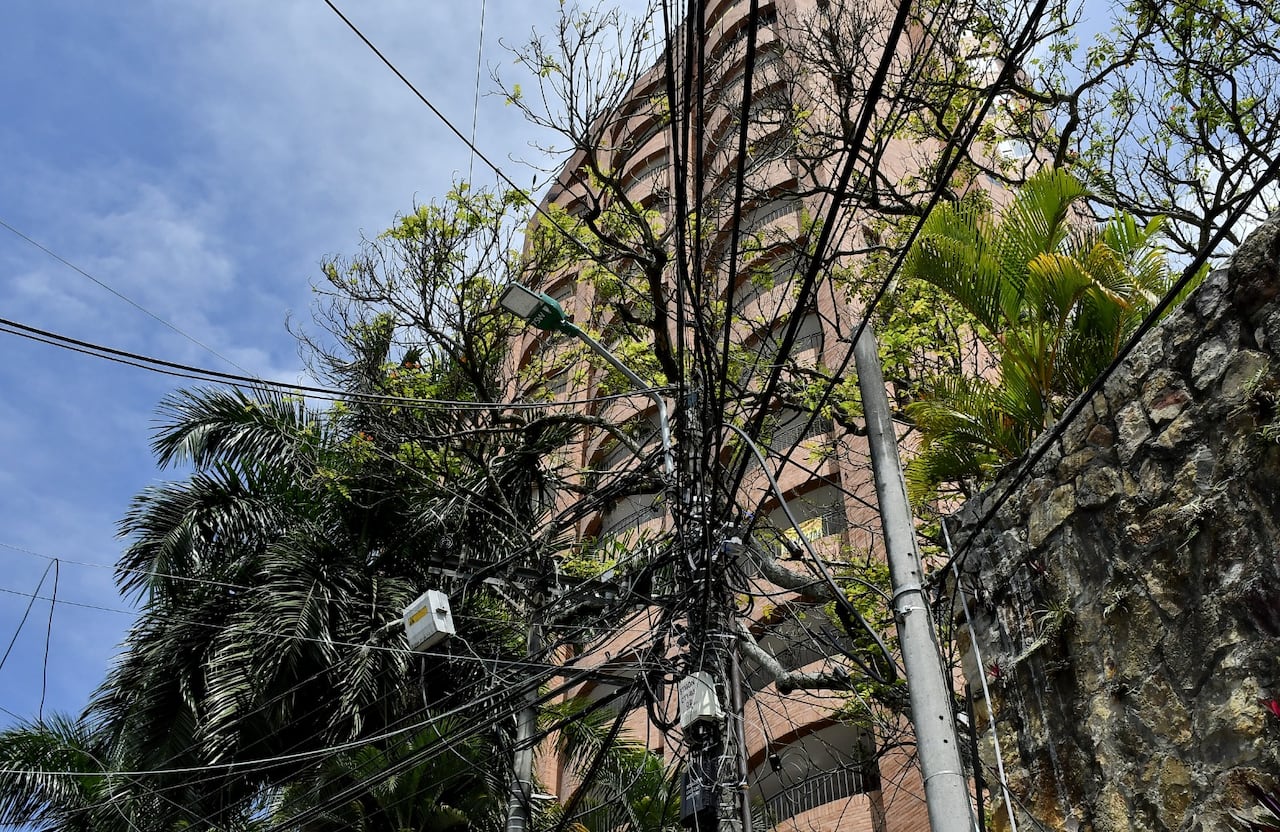 Cables en los postes de Cali