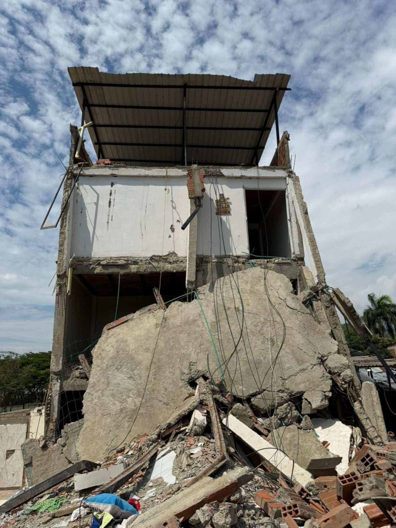 La estructura donde funcionaba Arco 20 quedó gravemente afectada por el terremoto del 10 de agosto.