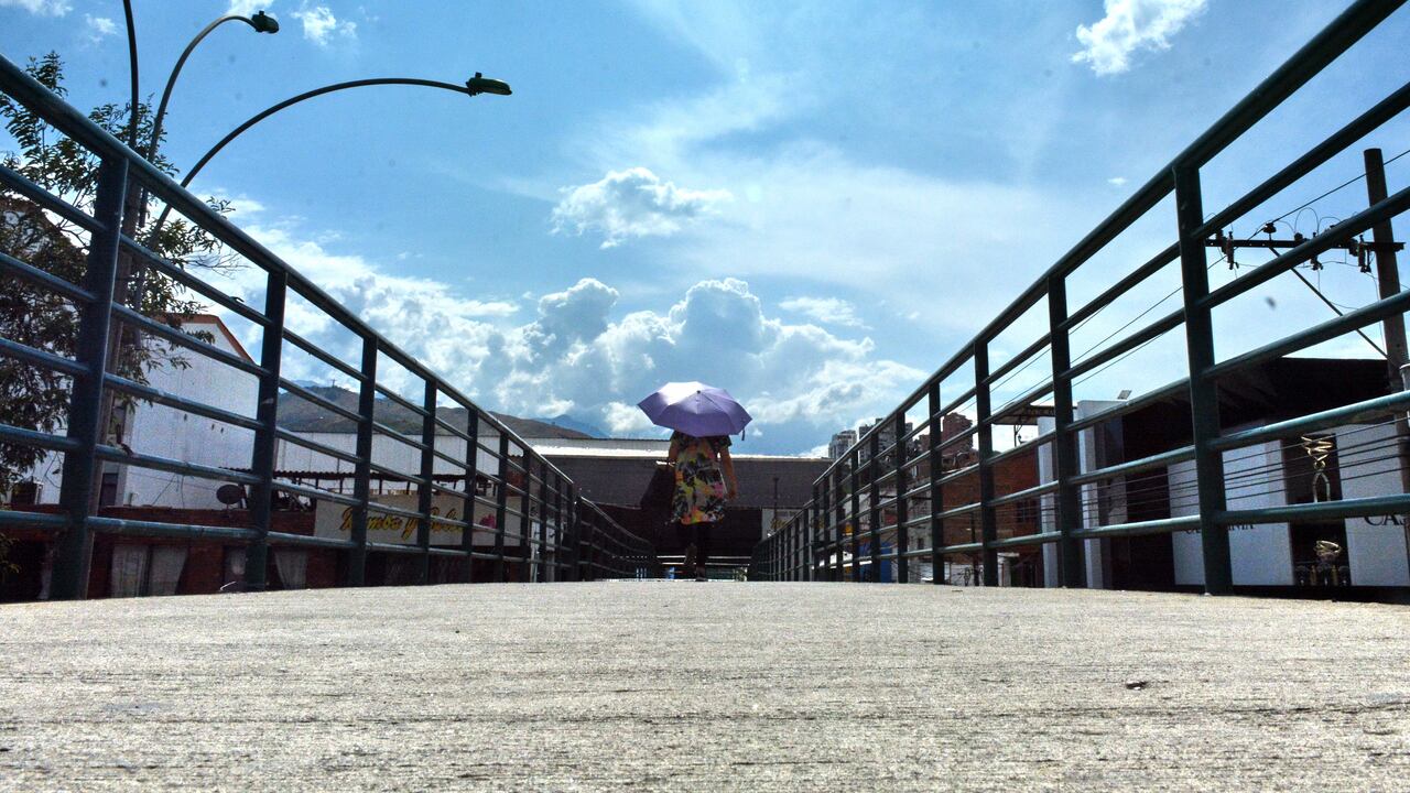 Durante la tarde de este jueves se presentan elevadas temperaturas en Cali pese a que el cielo está nublado. Según el pronóstico del clima, el mes de septiembre será de intenso calor. 19 de septiembre de 2024. Foto Jorge Orozco / El País.