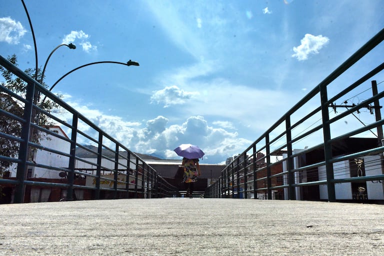 Durante la tarde de este jueves se presentan elevadas temperaturas en Cali pese a que el cielo está nublado. Según el pronóstico del clima, el mes de septiembre será de intenso calor. 19 de septiembre de 2024. Foto Jorge Orozco / El País.