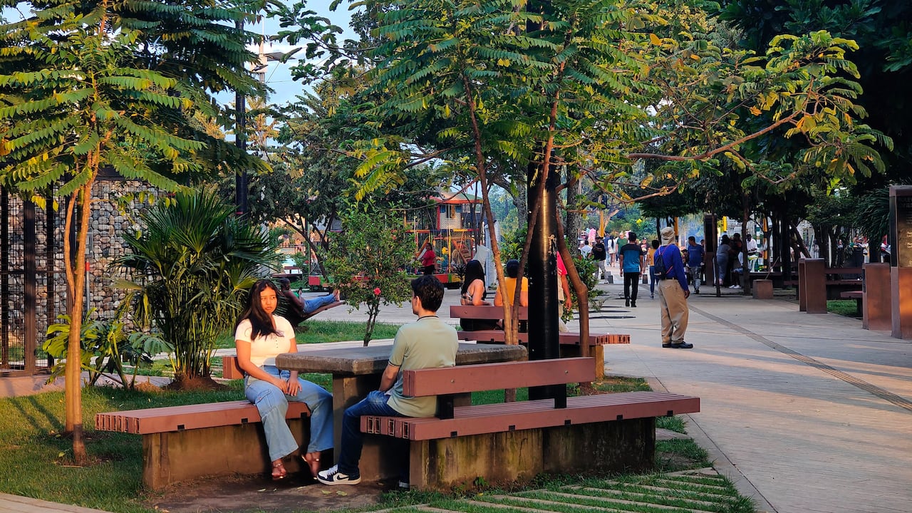 Lo bueno, lo malo y lo feo del Bulevar de Oriente en Cali, un proyecto de revitalización urbana que busca transformar el espacio público en el oriente de la ciudad, un sector con muchos problemas sociales. Hoy el bulevar es un espacio de interacción social, recreación y cultura, pero también de consumo de drogas, ventas informales, con mucha falta de cultura de motociclistas y muchos hurtos. Foto Jorge Orozco