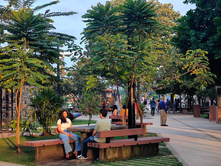 Lo bueno, lo malo y lo feo del Bulevar de Oriente en Cali, un proyecto de revitalización urbana que busca transformar el espacio público en el oriente de la ciudad, un sector con muchos problemas sociales. Hoy el bulevar es un espacio de interacción social, recreación y cultura, pero también de consumo de drogas, ventas informales, con mucha falta de cultura de motociclistas y muchos hurtos. Foto Jorge Orozco