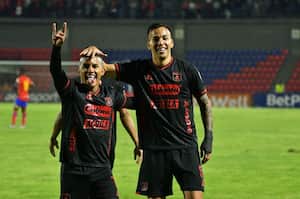 Facundo Suárez (der.), delantero de América de Cali.