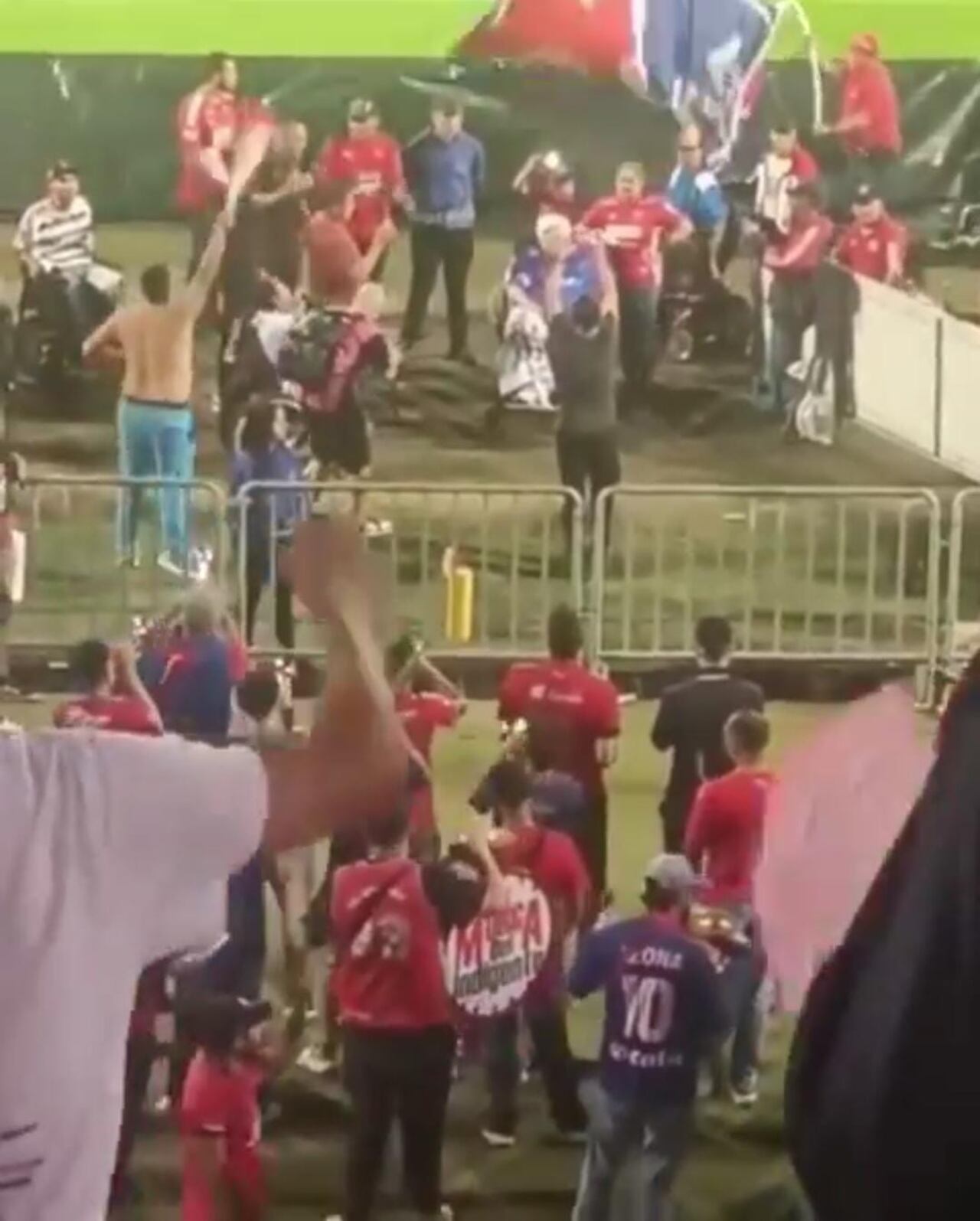 Los hinchas de Medellín le hicieron la despedida a Sebastián Pamplona.