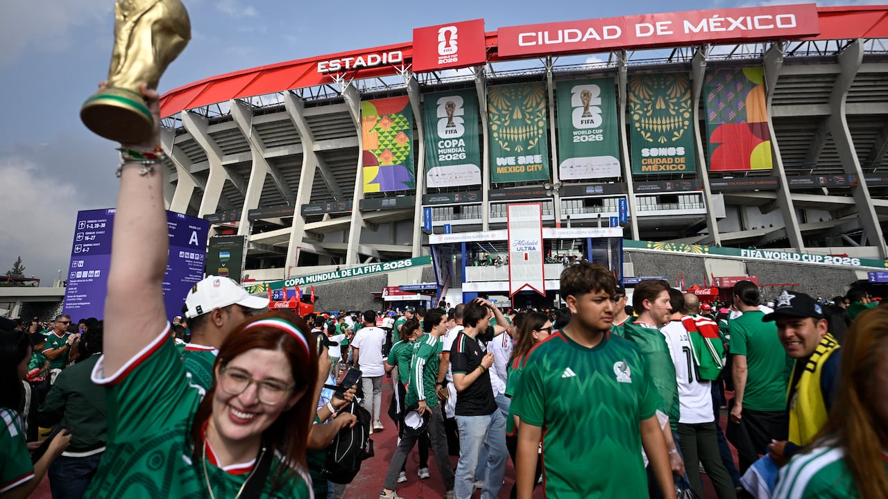 Aficionados mexicanos se reúnen antes del partido de fútbol del Grupo A del Mundial 2026 entre México y Sudáfrica en el Estadio de la Ciudad de México, el 11 de junio de 2026. (Foto de Alfredo ESTRELLA / AFP)