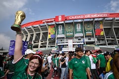 Aficionados mexicanos se reúnen antes del partido de fútbol del Grupo A del Mundial 2026 entre México y Sudáfrica en el Estadio de la Ciudad de México, el 11 de junio de 2026. (Foto de Alfredo ESTRELLA / AFP)