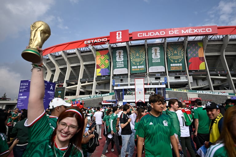 Aficionados mexicanos se reúnen antes del partido de fútbol del Grupo A del Mundial 2026 entre México y Sudáfrica en el Estadio de la Ciudad de México, el 11 de junio de 2026. (Foto de Alfredo ESTRELLA / AFP)