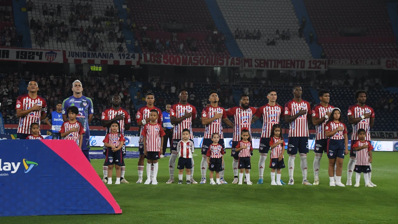 Junior de Barranquilla durante los actos protocolarios en el estadio Metropolitano