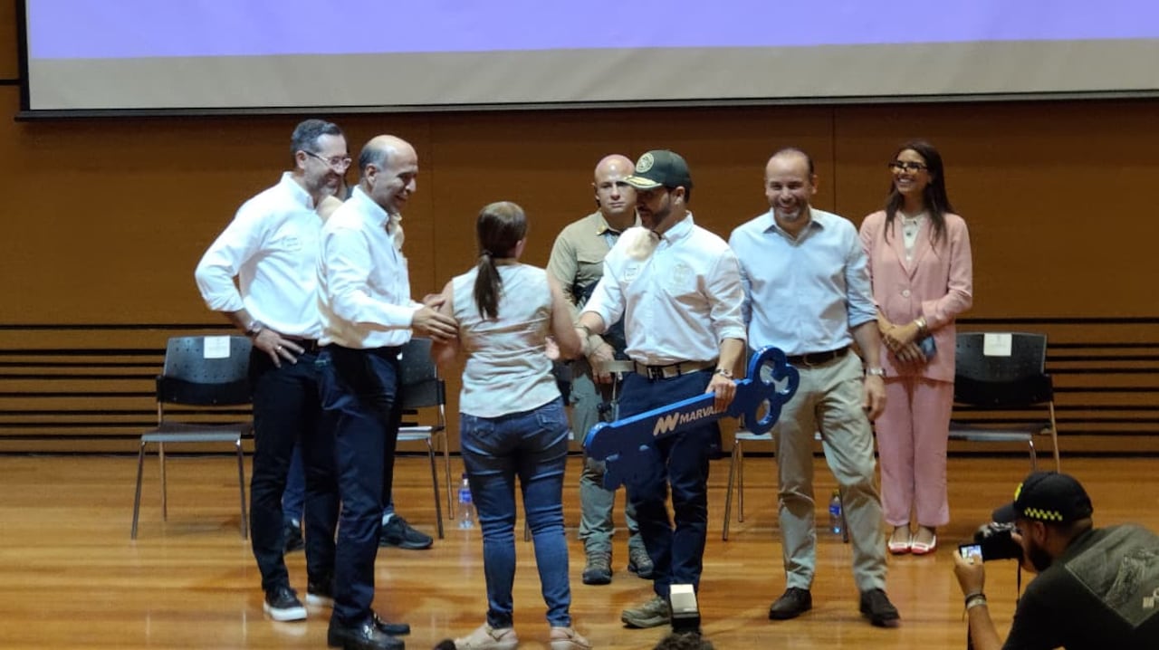 Abelardo de la Espriella y un grupo de constructoras entregan nueve viviendas a sobrevivientes del terremoto de Cali.