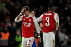 El defensa inglés del Arsenal, Ben White (número 4), reacciona tras el partido de cuartos de final de la FA Cup entre el Southampton y el Arsenal en el estadio St Mary's de Southampton, al sur de Inglaterra, el 4 de abril de 2026. El partido finalizó con un resultado de Southampton 2 - Arsenal 1 (Foto de Glyn KIRK / AFP).