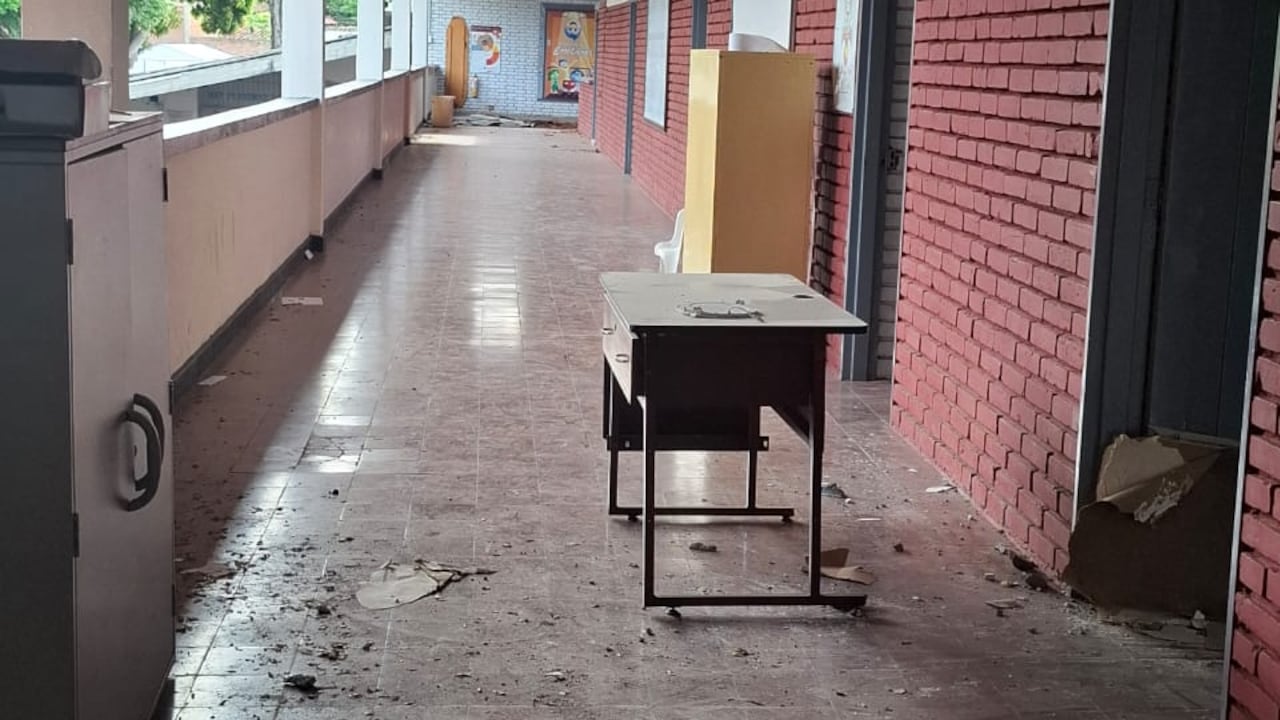 La rectora María Agustina Gaviria muestra las cubiertas desplazadas y los muros afectados del segundo piso de la Normal.