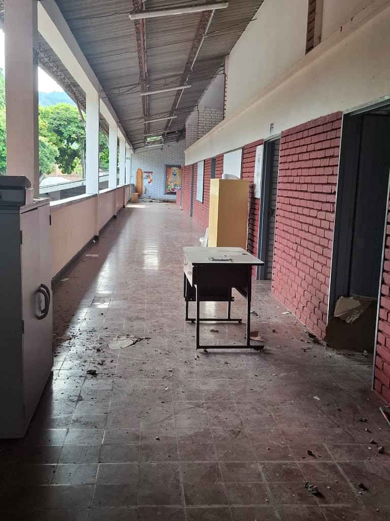 La rectora María Agustina Gaviria muestra las cubiertas desplazadas y los muros afectados del segundo piso de la Normal.