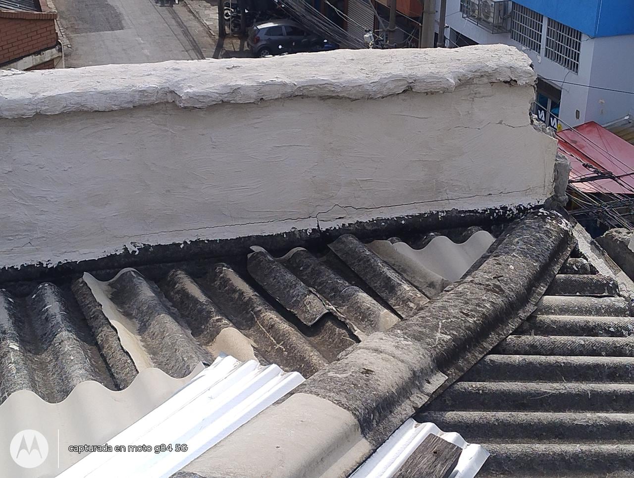 Daños en las tejas y en la canal del apartamento 302 provocaron el ingreso de agua durante las lluvias posteriores al terremoto.
