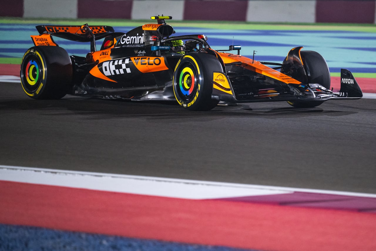 El piloto británico de McLaren, Lando Norris, conduce durante la sesión de clasificación al sprint previa al Gran Premio de Fórmula 1 de Qatar en el Circuito Internacional de Lusail en Lusail el 28 de noviembre de 2025. (Foto de Andrej ISAKOVIC / AFP)