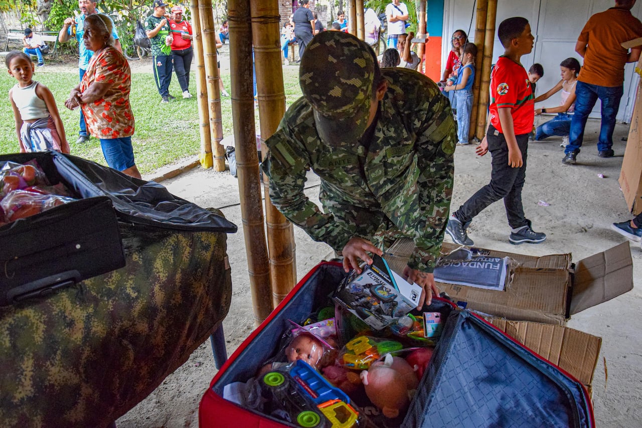 Ejército Nacional y Fundación Arturo Calle llevaron regalos de Navidad a más de 200 adultos mayores y familias vulnerables en Tuluá