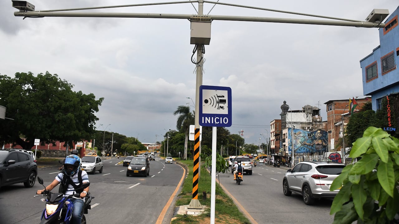 Cali: Instalación de nuevas cámaras de fotomultas en las diferentes vías de la ciudad. Foto José L. Guzmán