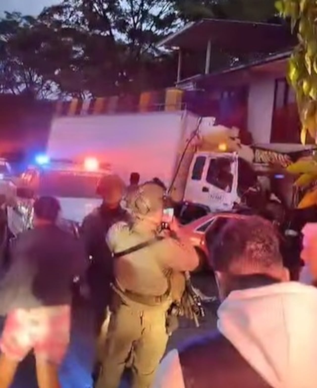 Unidades de Policía y organismos de socorro atendieron la emergencia y trasladaron al conductor herido al hospital local.