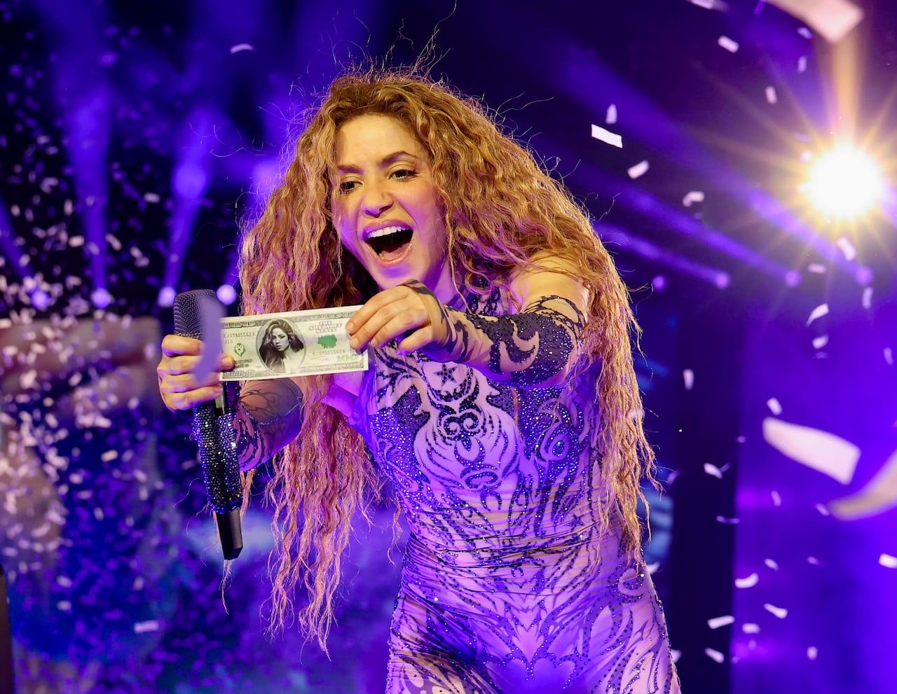 Shakira comenzó su "las mujeres ya no lloran Tour" en Rio de Janeiro con un espectacular concierto.