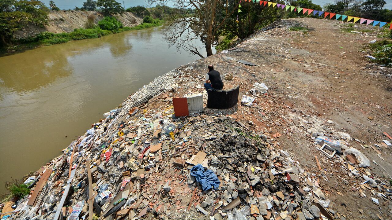 Otra escombrera ilegal de gran magnitud y que afecta al jarillón y al río cauca crece en el sector de Petecuy.
