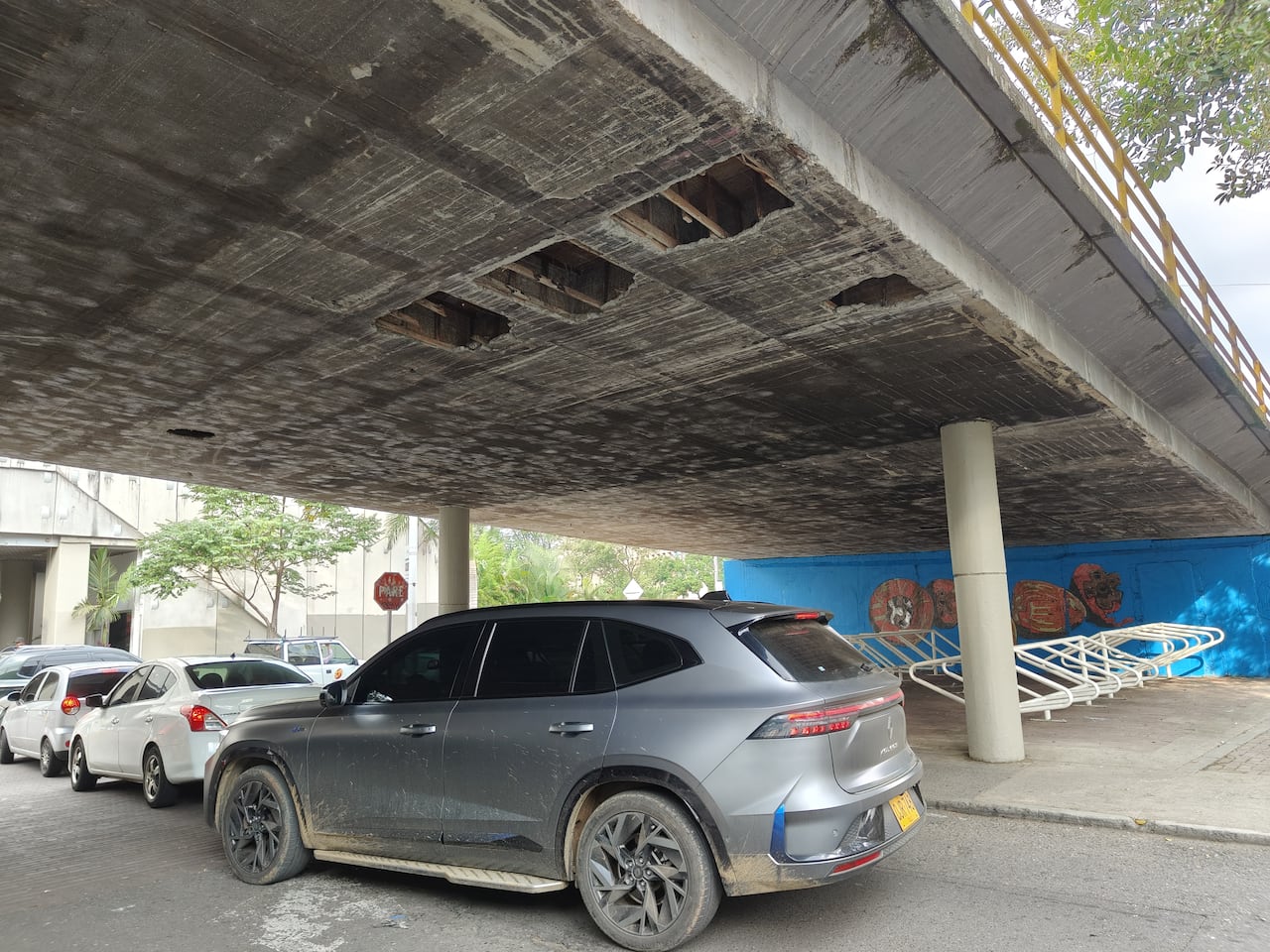 Tras una inspección técnica, autoridades descartaron riesgo estructural en el puente de la Avenida 8 Norte, aunque el punto ya fue priorizado para futuras intervenciones.
