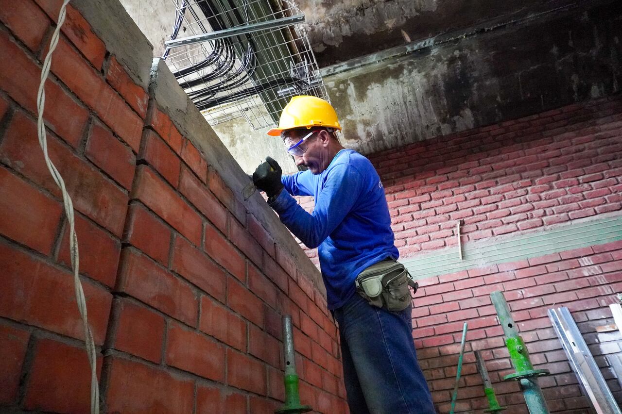 Se realizaron mejoras estructurales e higiénicas como el cambio de pisos, enchapes y la instalación de cielorrasos en PVC, optimizando las condiciones de salubridad y operación del área de aprovechamiento de residuos (UAR) y los restaurantes del lugar.