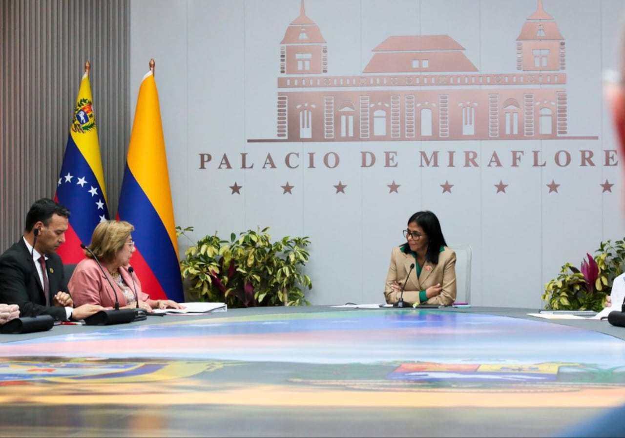 La presidenta interina de Venezuela, Delcy Rodríguez (derecha), se reúne con la canciller colombiana, Rosa Yolanda Villavicencio (centro), y el ministro de Defensa, Pedro Arnulfo Sánchez (izquierda), en el Palacio Presidencial de Miraflores, Caracas, el 13 de marzo de 2026.