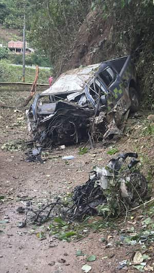 El vehículo policial quedó reducido a chatarra luego de ser atacado con explosivos, situación que se presentó en la vía Medellín- Ebéjico.