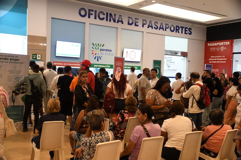 Cali: "Temporada alta" de pasaporte, largas filas y gran afluencia de público en las oficinas ubicadas en el Centro Comercial la Estación. Según los funcionarios, esta situación no presenta relación con la incertidumbre que se presenta en la Cancillería. Foto José L Guzmán. El País.