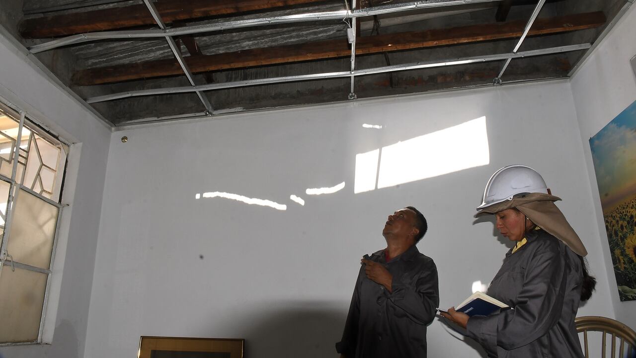 Cali: Apadrinamiento para 10 hogares afectados por atentado terrorista en el barrio Villa Colombia frente a la Base Aérea. Foto José L Guzmán.