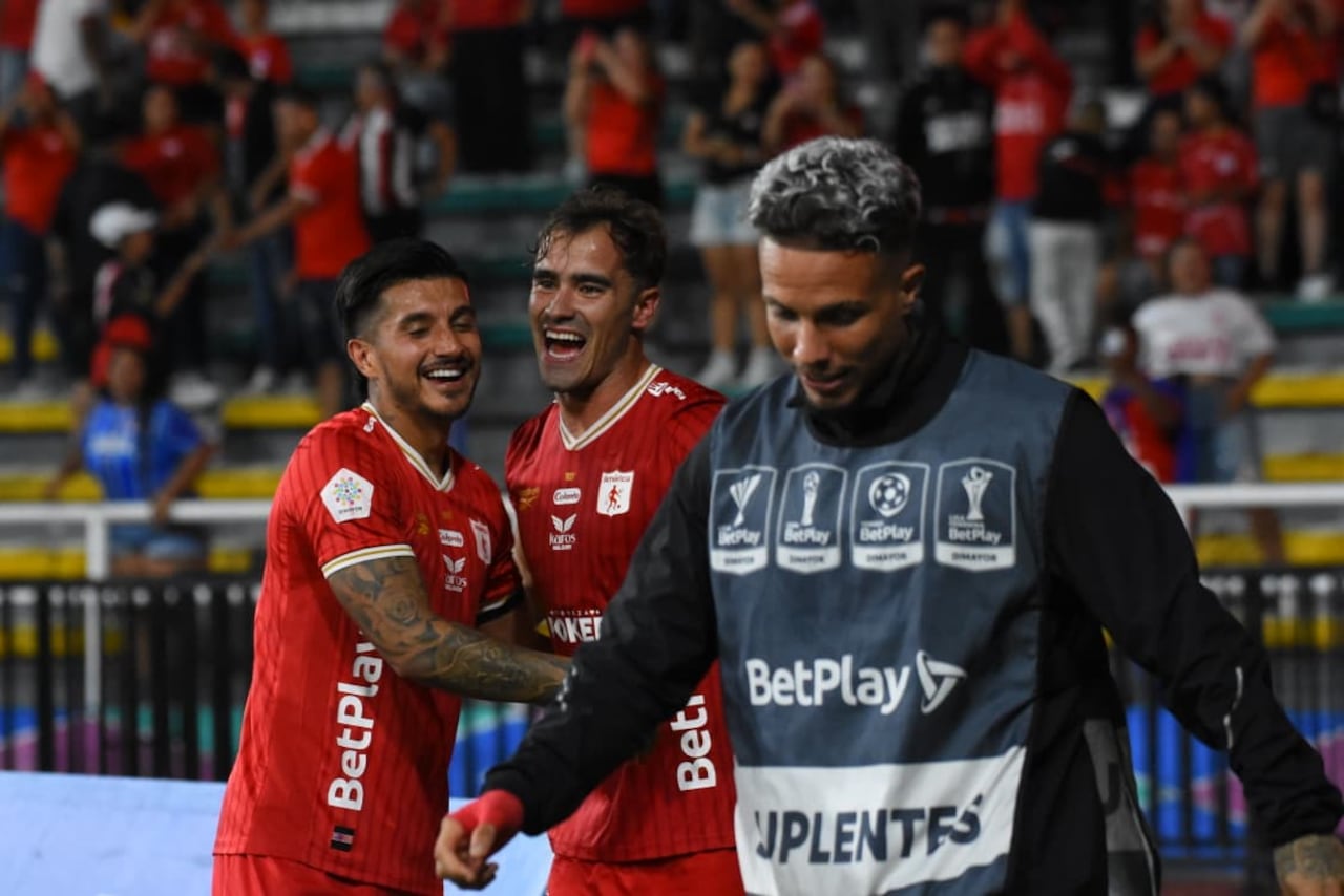 Tomás Ángel (centro) celebra tras marcar el segundo gol del América de Cali contra el Junior de Barranquilla en el juego de la fecha 7 de la Liga II-2026.